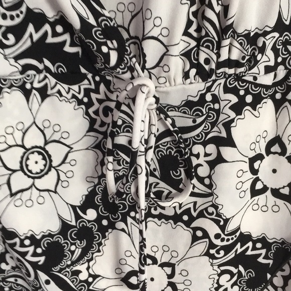 A. Byer Women's short sleeve B&W pretty blouse 1X - Picture 3 of 6